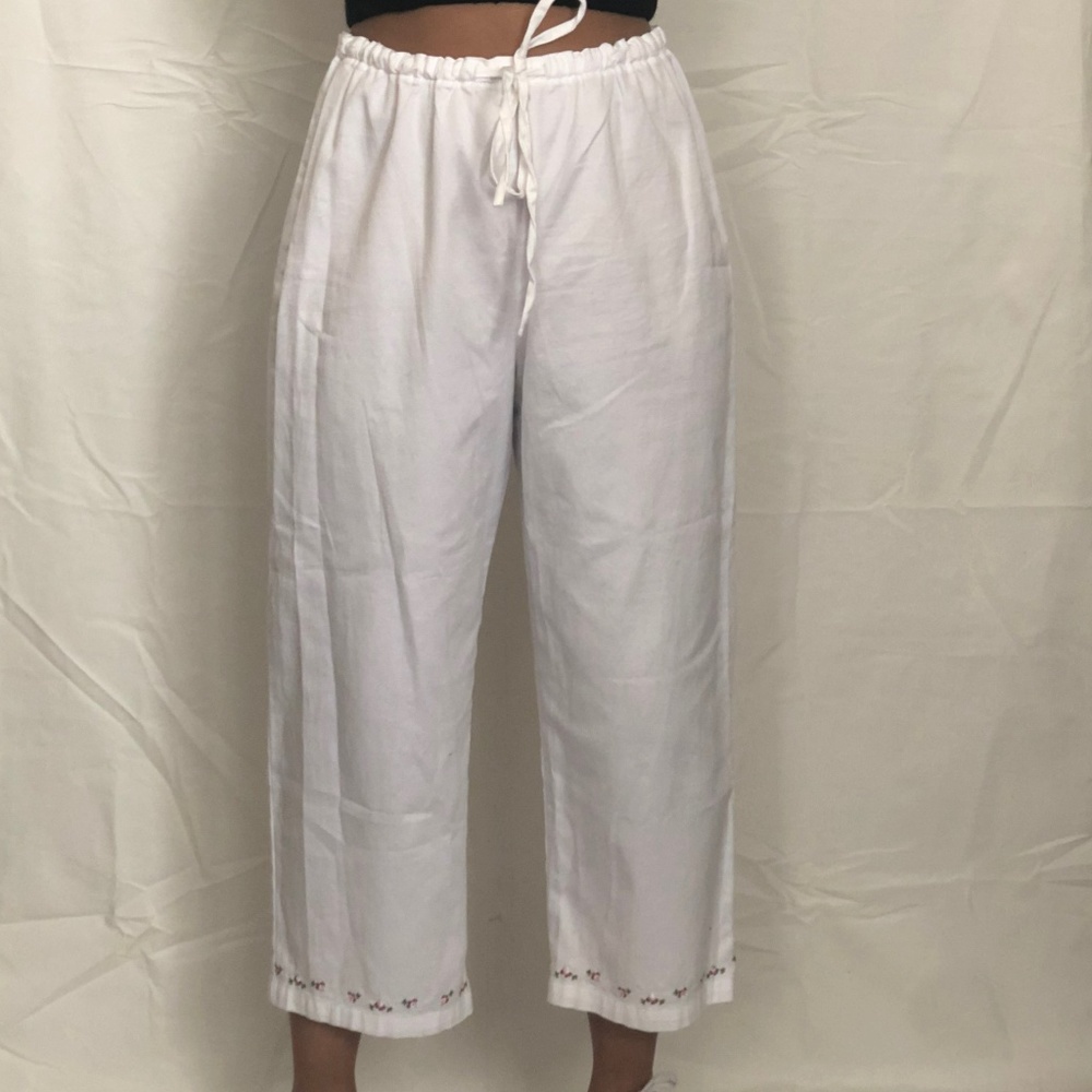 WHITE PANTS WITH FLORAL DETAIL